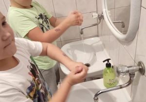 Eryk i Arthur myją ręce zgodnie z instrukcją.